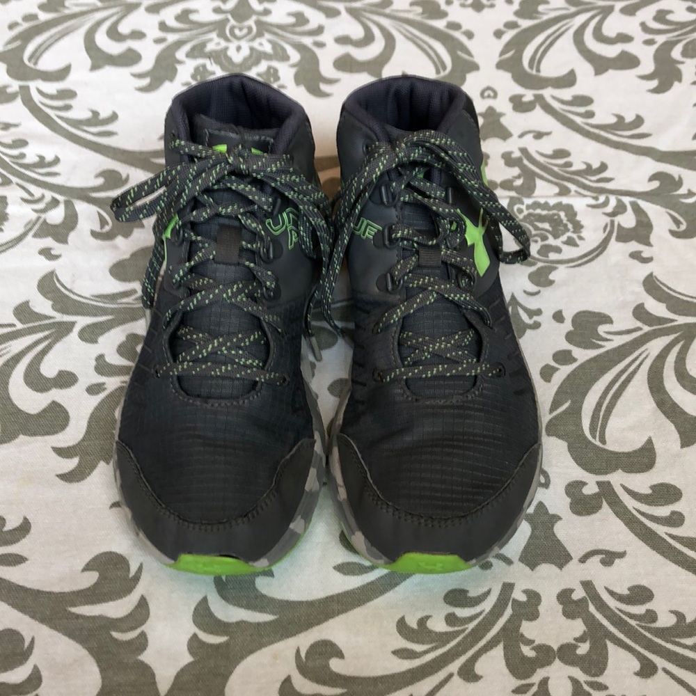 Boys size 5 Under Armour Basketball Shoes